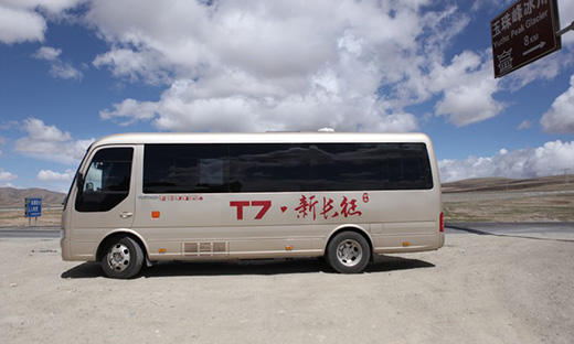 宇通再次以第一名中标700余台t7军用中巴,600余台军用大巴;列装400余